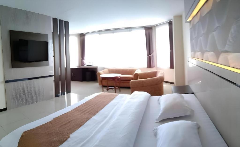 Alexander Hotel Tegal Luaran gambar